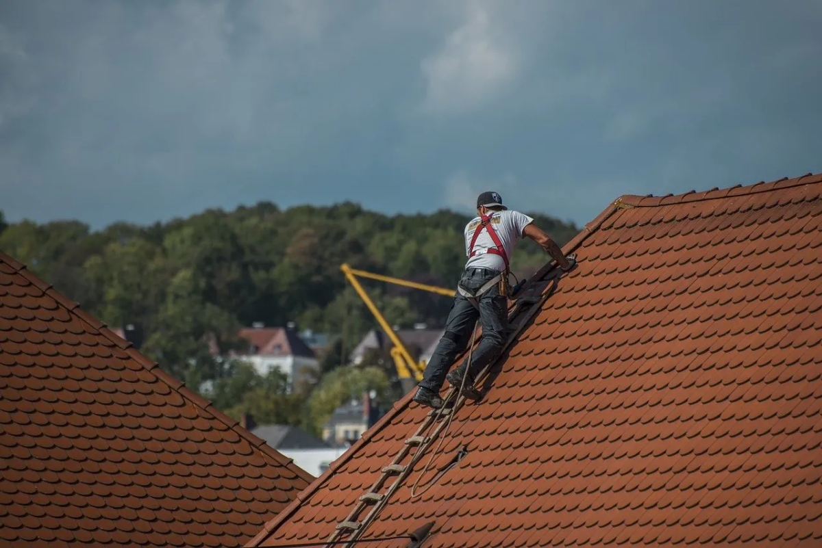 Jak uszczelnić dach z dachówki, aby uniknąć kosztownych przecieków?