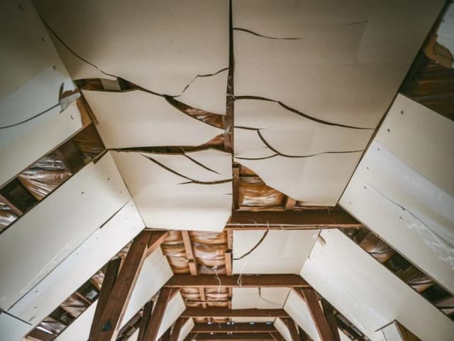 Jak zrobić sufit na poddaszu - uniknij najczęstszych błędów i kosztów Jak zrobić sufit na poddaszu - uniknij najczęstszych błędów i kosztów