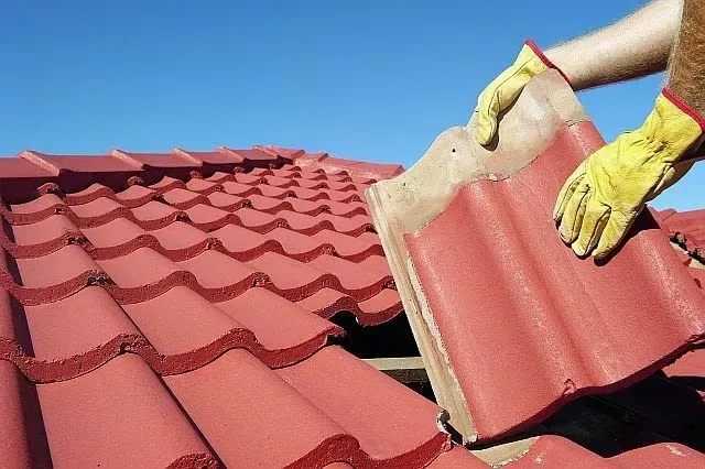 Jak uszczelnić pękniętą dachówkę: skuteczne metody naprawy i porady