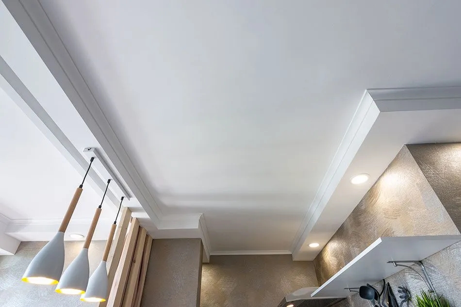 Jaki sufit w salonie wybrać? Inspiracje i praktyczne porady na każdą okazję