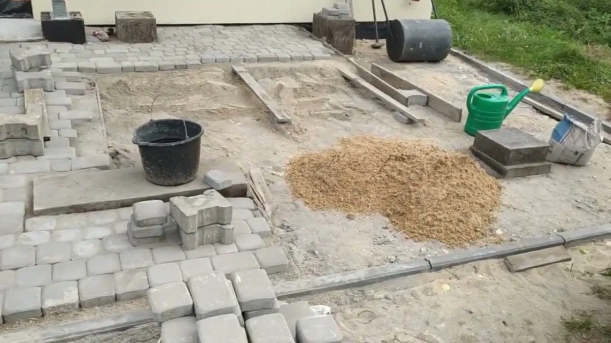 Jak ułożyć kostkę brukową na starym betonie bez błędów i frustracji